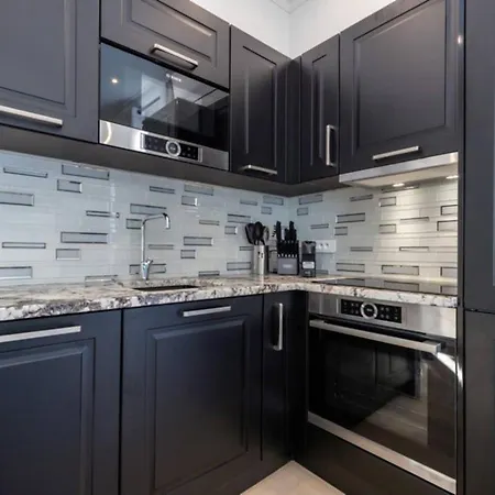 Сasa de vacaciones Mobility Lease 2br 2ba 2 Kitchens 2 Balconies In Old Town Niza